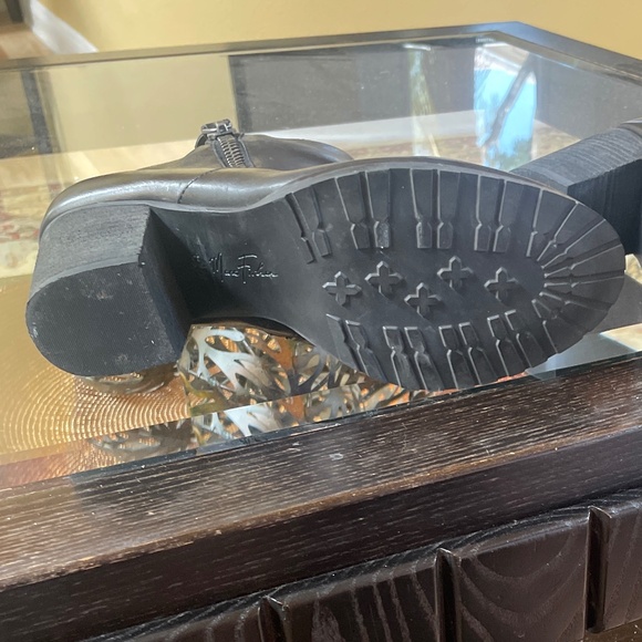 Marc Fisher black ankle boot - Picture 2 of 2